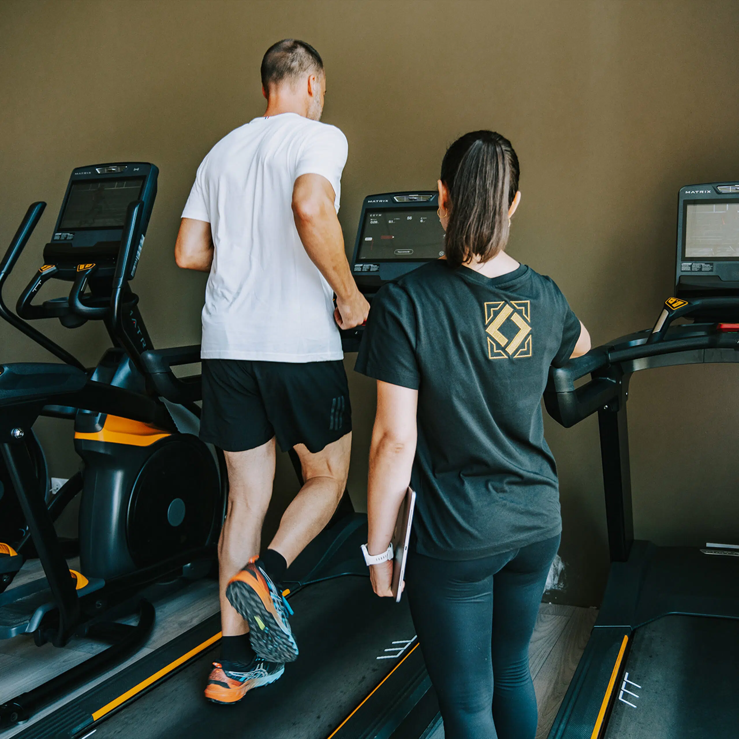 Linda accompagne un adhérent sur un tapis pour évaluer sa mobilité en coaching sportif individuel